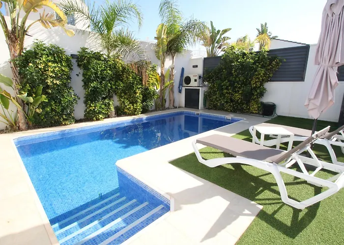 Designer With Pool Βίλα